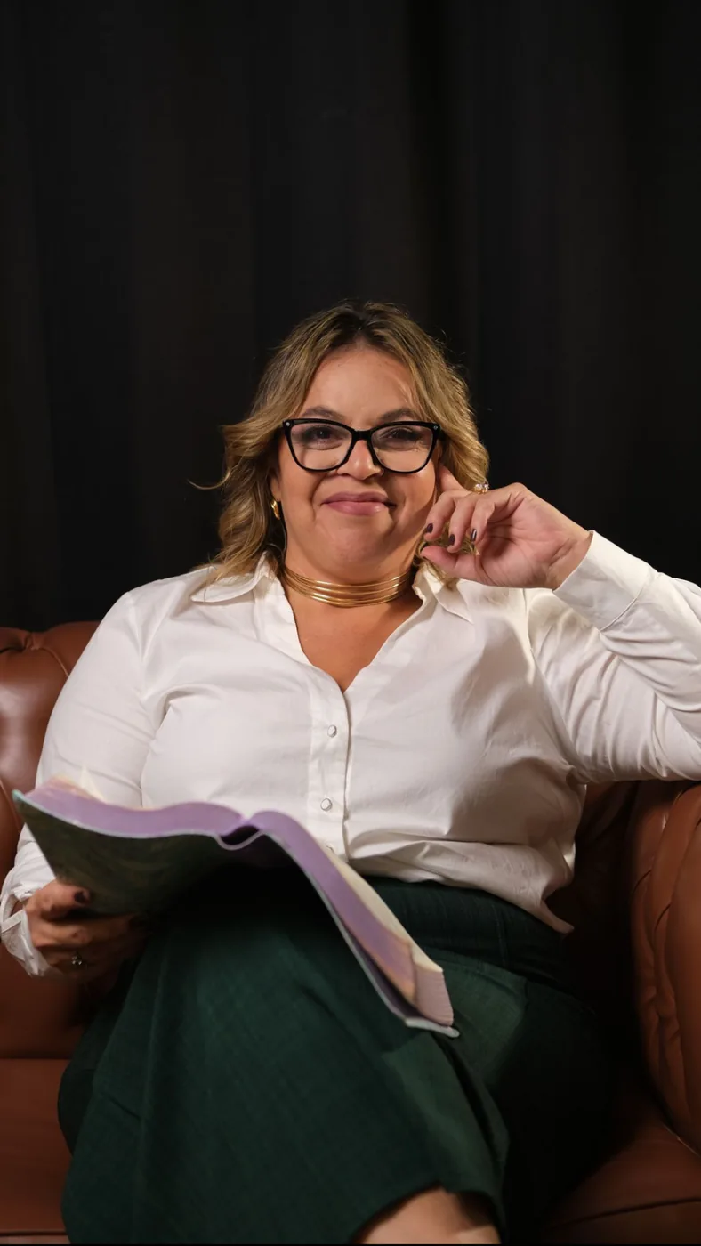 Fabiane Lucena com livro