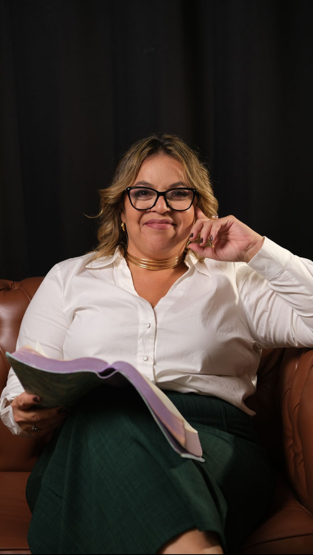 Fabiane Lucena com livro